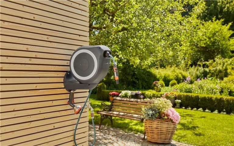 Dévidoirses d'arrosage pour le jardin : Ce dont vous devez faire attention 4 Par exemple, vous pouvez fixer une boîte murale directement sur le bâtiment. (Photo : Gardena)