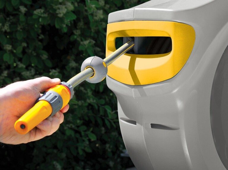 Dévidoirses d'arrosage pour le jardin : Ce dont vous devez faire attention 6 Une fonction d'automatisme mécanique pour enrouler le tuyau peut être pratique. (Photo : Hozelock)