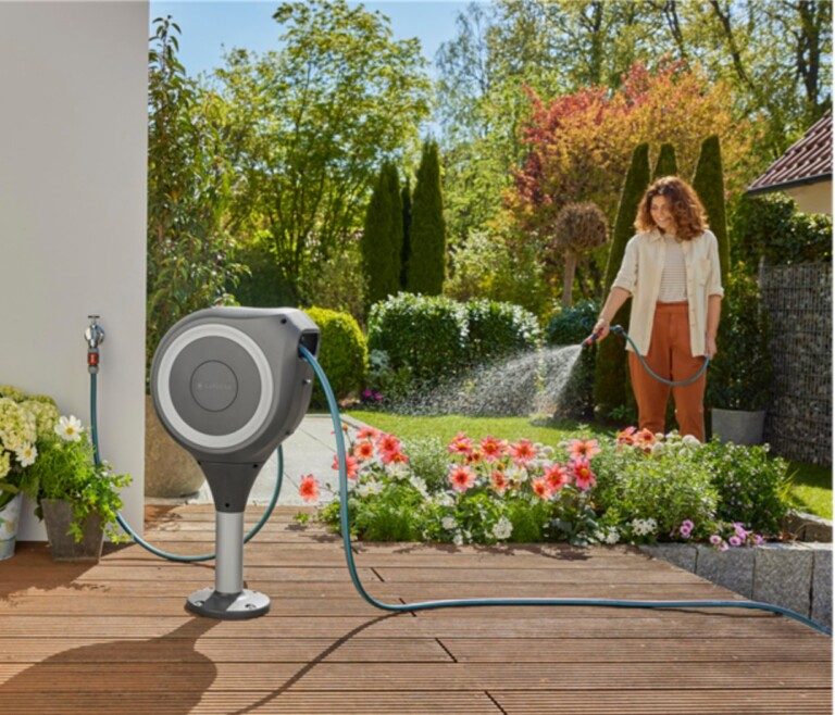 Dévidoirses d'arrosage pour le jardin : Ce dont vous devez faire attention 5 Montez une boîte de rangement sur la terrasse - Gardena a la solution avec RollUp. (Photo : Gardena)