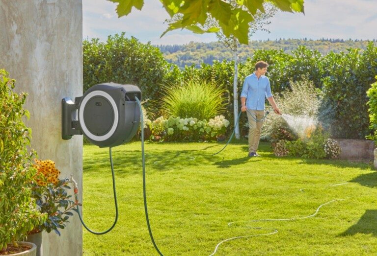 Dévidoirses d'arrosage pour le jardin : Ce dont vous devez faire attention 7 Le PowerRoll XXL de Gardena est un dévidoir de tuyau mural à batterie de luxe, mais il est également très attrayant. (Photo : Gardena)