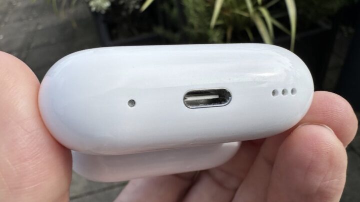Apple prépare deux nouveaux modèles d'AirPods 4 qui devraient être lancés en septembre 3 L'illustration du boîtier avec USB-C évoqué par Mark Gurman sera désormais transversale à toute la gamme