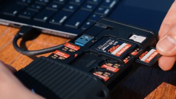 Appareil qui peut contenir jusqu'à 20 cartes mémoire dans un lecteur à 300 Mo/s 3 Hold up to 20 memory cards in one 300MB/s reader