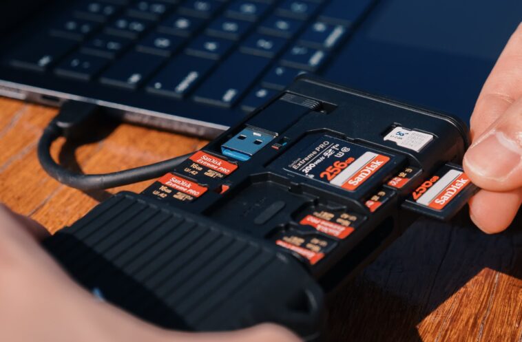 Appareil qui peut contenir jusqu'à 20 cartes mémoire dans un lecteur à 300 Mo/s 1 Hold up to 20 memory cards in one 300MB/s reader