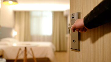 Des pirates informatiques éthiques dévoilent une méthode pour ouvrir des millions de serrures à carte d'hôtel à travers le monde 10 Ethical hackers unveil method to open millions of hotel keycard locks across the globe