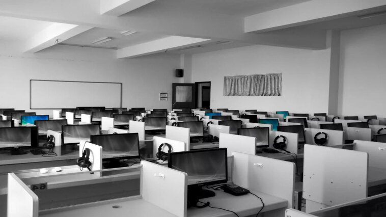 Une enquête révèle que près de la moitié des managers souhaitent remplacer leurs employés par l'IA et pourraient l'utiliser pour baisser les salaires 1 Survey reveals almost half of all managers aim to replace workers with AI, could use it to lower wages