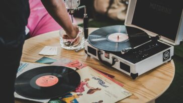Les disques vinyles se vendent mieux que les CD pour la deuxième année consécutive 9 Vinyl records outsell CDs for the second consecutive year