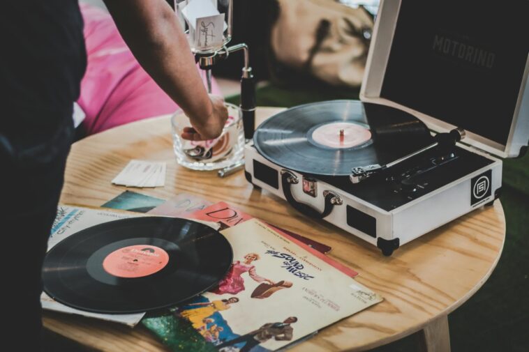 Les disques vinyles se vendent mieux que les CD pour la deuxième année consécutive 1 Vinyl records outsell CDs for the second consecutive year