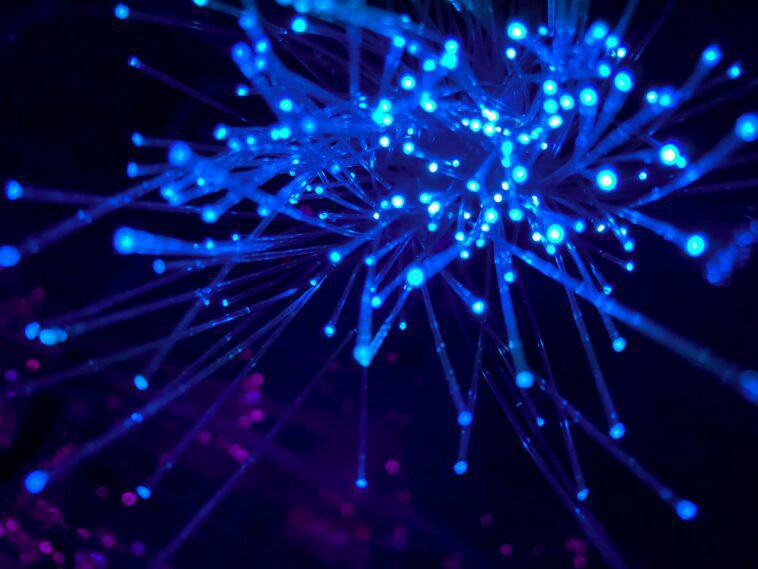 Des chercheurs sur la fibre optique présentent des vitesses 4,5 millions de fois supérieures à celles du haut débit domestique moyen 1 Fiber optic researchers showcase speeds 4.5 million times faster than average home broadband
