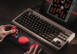 8BitDo pivote vers la nostalgie du PC avec un clavier mécanique de style C64 et un joystick externe