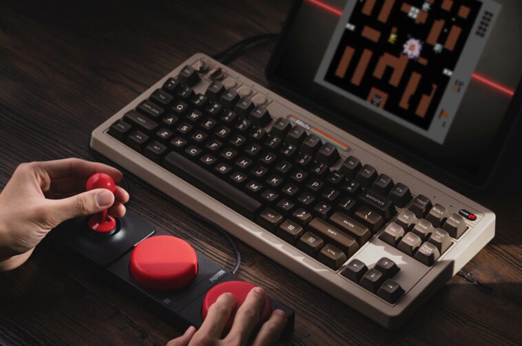 8BitDo pivote vers la nostalgie du PC avec un clavier mécanique de style C64 et un joystick externe 1 8BitDo pivote vers la nostalgie du PC avec un clavier mécanique de style C64 et un joystick externe