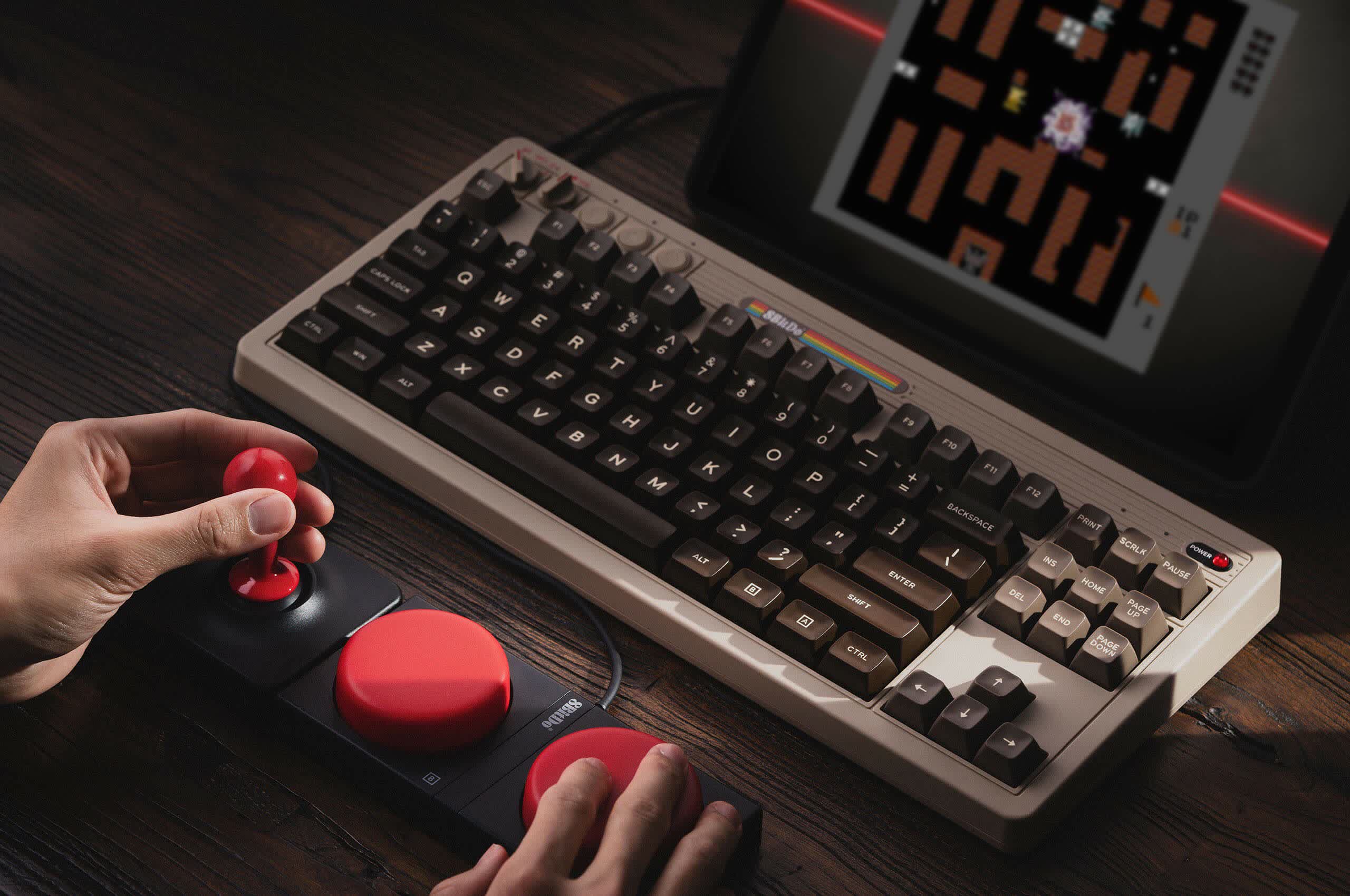 8BitDo pivote vers la nostalgie du PC avec un clavier mécanique de style C64 et un joystick externe 2 8BitDo pivote vers la nostalgie du PC avec un clavier