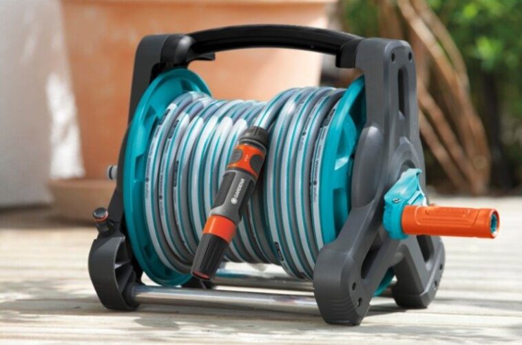 Dévidoirses d'arrosage pour le jardin : Ce dont vous devez faire attention 1 Il existe de nombreux enrouleurs de tuyaux simples. Vous n'avez pas besoin de renoncer à la bonne qualité même si le prix est bas. Ils conviennent aux petits et moyens jardins. (Photo : Gardena)