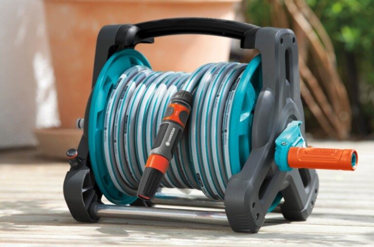 Dévidoirses d'arrosage pour le jardin : Ce dont vous devez faire attention 2 Il existe de nombreux enrouleurs de tuyaux simples. Vous n'avez pas besoin de renoncer à la bonne qualité même si le prix est bas. Ils conviennent aux petits et moyens jardins. (Photo : Gardena)