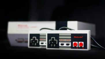 Ce jeu NES fonctionnel fait également office de console NES 28 This functional NES game doubles as an NES console