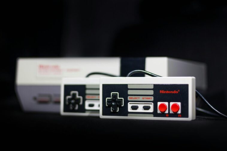 Ce jeu NES fonctionnel fait également office de console NES 1 This functional NES game doubles as an NES console