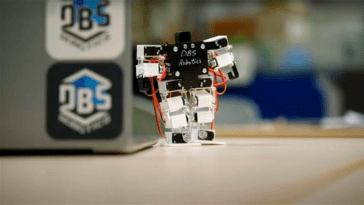 Il s'agit du plus petit robot humanoïde du monde : il a la taille d'un stylo