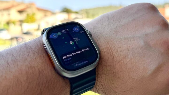 Comment utiliser Apple Watch pour trouver des randonnées à proximité 2 Image Apple Watch Ultra 2 avec application Maps ouverte sur les sentiers
