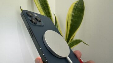 Curieux : l'iPhone 12 a reçu une mise à jour pour le chargement sans fil Qi2 dans iOS 17.4 27 Image iPhone 12 avec chargement MagSafe via la technologie Qi2