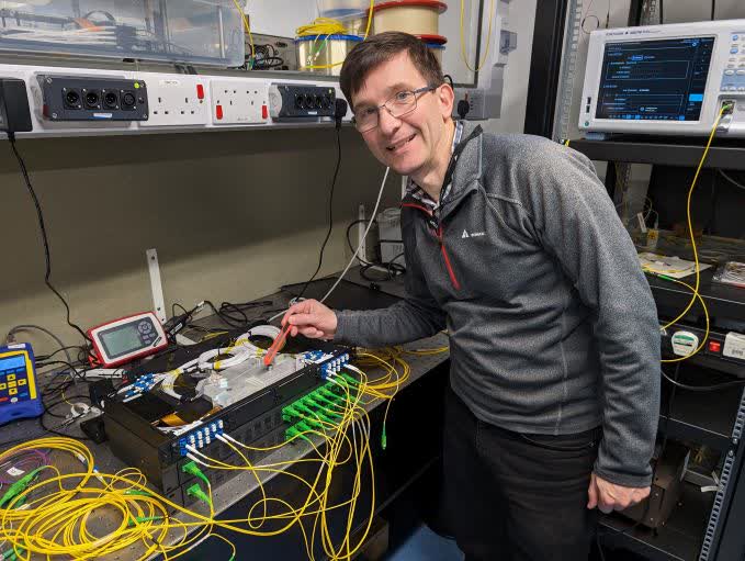 Des chercheurs sur la fibre optique présentent des vitesses 4,5 millions de fois supérieures à celles du haut débit domestique moyen 2 Des chercheurs sur la fibre optique presentent des vitesses 45