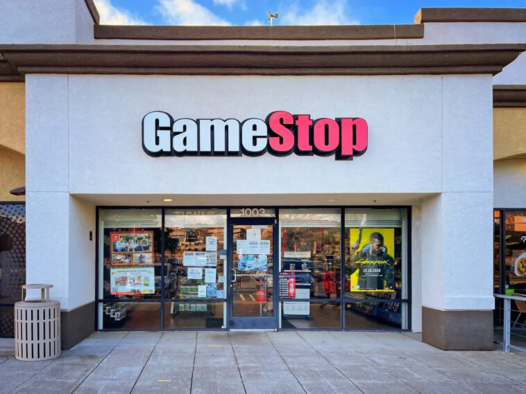 GameStop continue de lutter face aux téléchargements numériques : supprime des emplois et rate ses estimations de bénéfices 1 GameStop continues to struggle in face of digital downloads: cuts jobs, misses earnings estimates