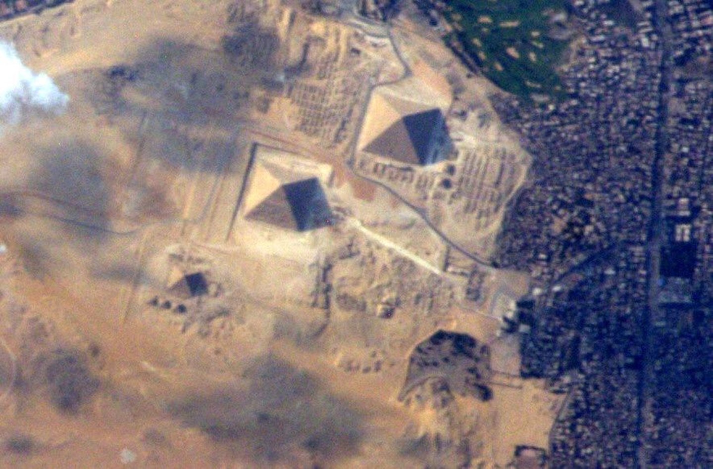 Vue depuis l'espace des pyramides