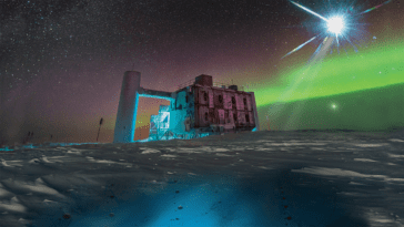 L'Antarctique abrite une base minière avec un grand secret : son objectif est de trouver des particules cosmiques fantômes