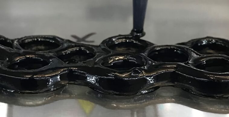 Les chercheurs développent un matériau extensible et électriquement driver qui durcit à l'impact 1 Researchers develop stretchy, electrically conductive material that hardens upon impact