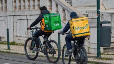 Les livreurs des plateformes numériques, comme Uber et Bolt, seront en grève pendant six heures aujourd'hui 22 Coursiers Uber Eats et Glovo