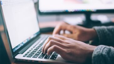 Les travailleurs de la technologie sont mécontents de leurs salaires à six chiffres et s'inquiètent des licenciements dans l'industrie 6 Tech workers are dissatisfied with their six-figure salaries, worried about industry layoffs