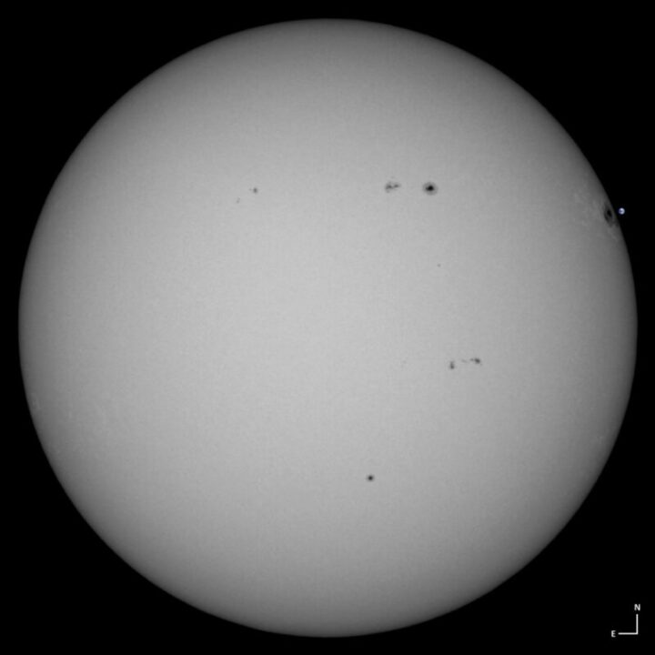 Photographies de la tache solaire AR3590 montrent qu'elle est la plus grande du Cycle Solaire 25 9 Photographies de la tache solaire AR3590 montrent quelle est la