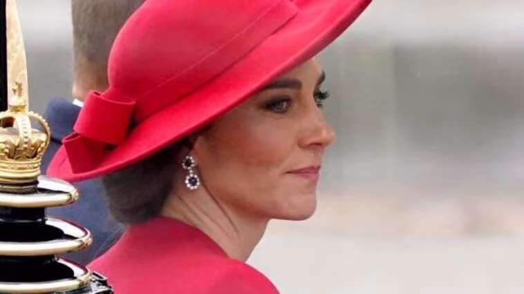 Qu'est-ce que l'iléostomie et quelles maladies nécessitent l'opération à laquelle Kate Middleton aurait été soumise 1 Kate Middleton aurait subi une iléostomie lors de son hospitalisation, une procédure chirurgicale où la partie terminale de l'intestin grêle est déviée vers une ouverture de l'abdomen pour permettre l'évacuation des selles dans un sac spécial / Crédit image : Getty