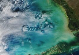 Les 'trous dans le ciel' au-dessus du golfe du Mexique vus par l'instrument Modis du satellite Terra. Crédit : NASA Earth Observatory/Michala Garrison/MODIS NASA EOSDIS LANCE e GIBS/Worldview.