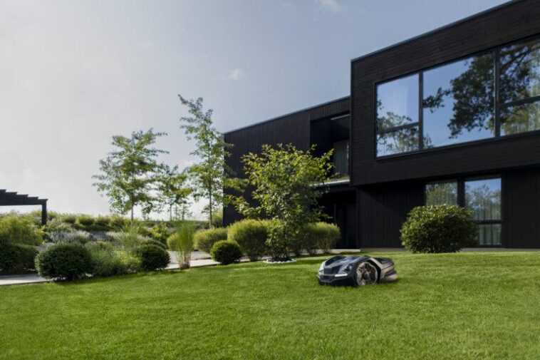 Tondeuse à gazon pour terrain en pente : Ce que tu devrais prendre en compte 1 Il est difficile de voir une pente sur cette surface : Ces zones ne sont un défi que pour très peu de tondeuses robots. (Photo : Husqvarna)