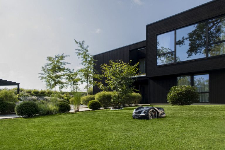 Tondeuse à gazon pour terrain en pente : Ce que tu devrais prendre en compte 2 Il est difficile de voir une pente sur cette surface : Ces zones ne sont un défi que pour très peu de tondeuses robots. (Photo : Husqvarna)