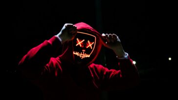 Un membre du groupe de ransomware LockBit condamné à quatre ans de prison pour avoir infecté plus de 1 000 systèmes 17 LockBit ransomware group member sentenced to four years for infecting over 1,000 systems