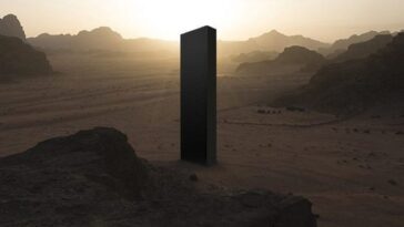 Un monolithe parfait apparaît au pays de Galles: "Il semble que les extraterrestres l'aient fait tomber du ciel" 6 ODYSSEY IN SPACE | The monolith that appears at the beginning of the film