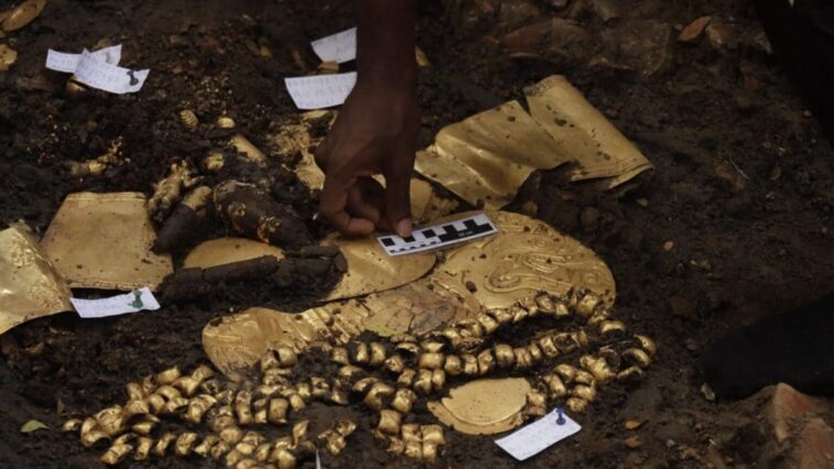 Une tombe de 1300 ans remplie d'or et autres trésors découverte au Panama 1 Una parte del tesoro scoperto nella tomba. Credit: Ministero della Cultura di Panama