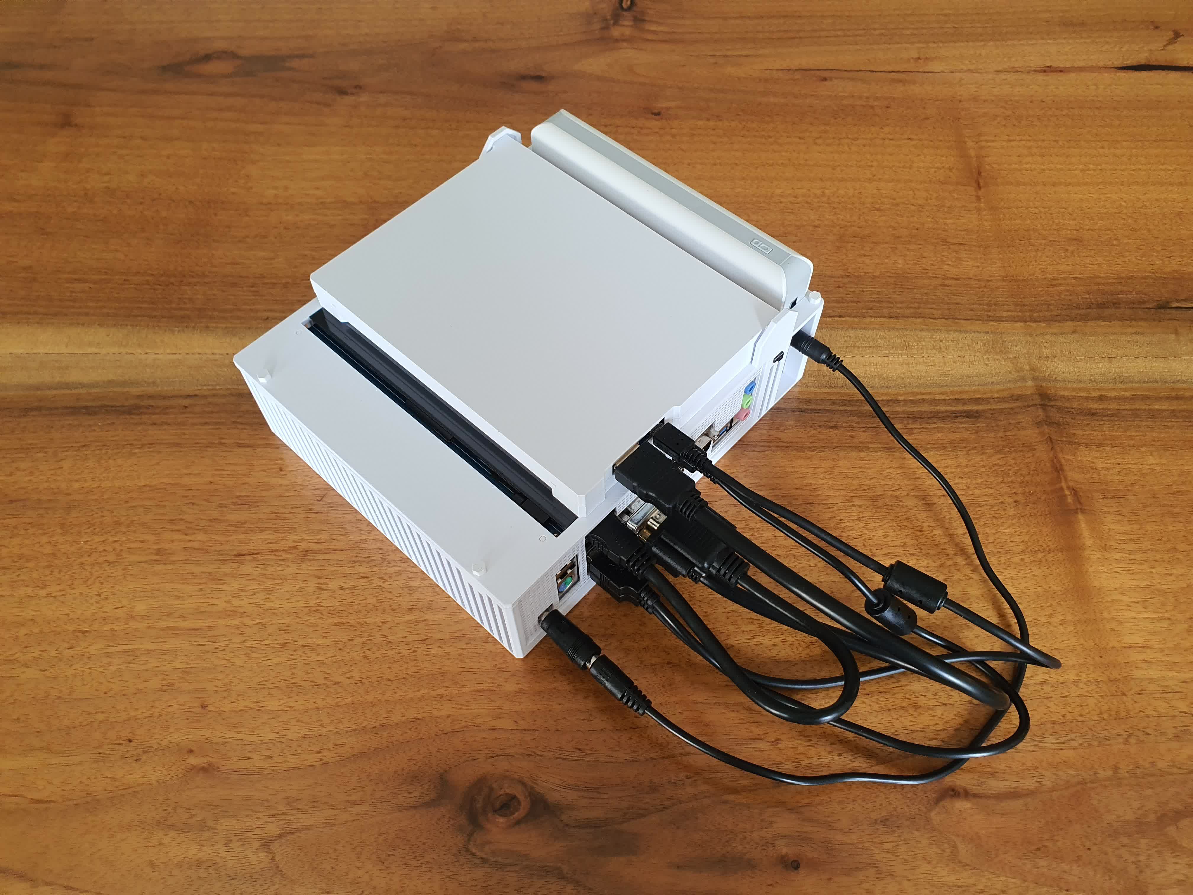 Un ordinateur portable fait maison contient une carte mère de bureau mini-ITX, deux écrans et une batterie intégrée 3 1711988730 763 Un ordinateur portable fait maison contient une carte mere de