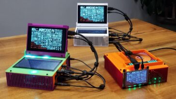Un ordinateur portable fait maison contient une carte mère de bureau mini-ITX, deux écrans et une batterie intégrée 4 Homemade laptop packs mini-ITX desktop motherboard, dual displays, and a built-in battery