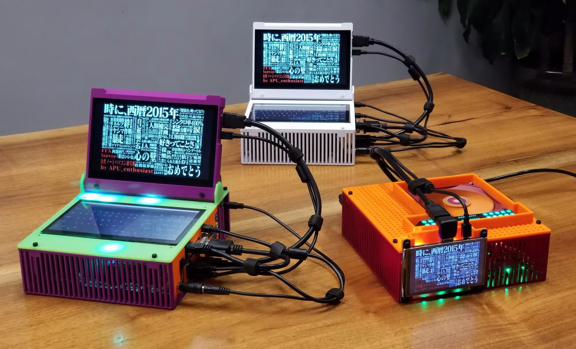 Un ordinateur portable fait maison contient une carte mère de bureau mini-ITX, deux écrans et une batterie intégrée 83 Homemade laptop packs mini-ITX desktop motherboard, dual displays, and a built-in battery