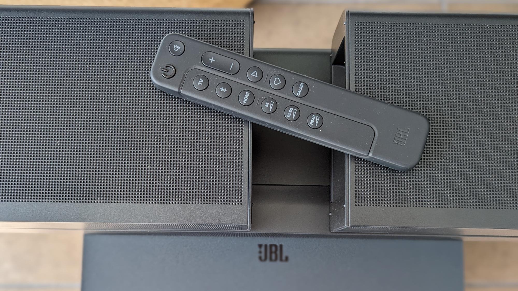 JBL Bar 1300 : puissance, précision et immersion totale analysées en détail 3 JBL Bar 1300 mando y altavoces