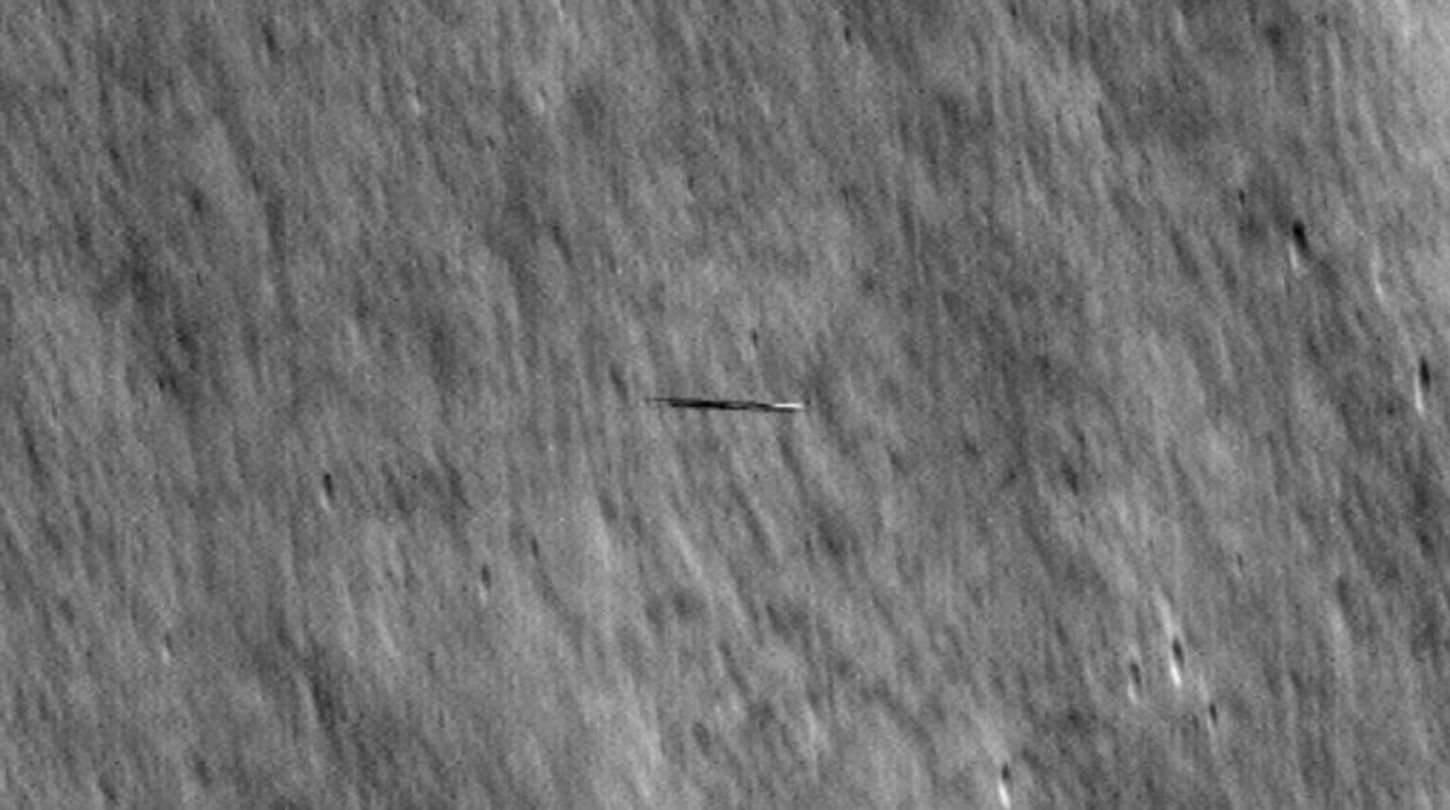 un objet allongé à la surface lunaire
