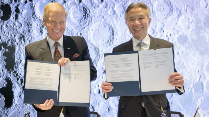 Le premier non-américain à atterrir sur la Lune devrait être un astronaute japonais 3 Bill Nelson, Administrateur de la NASA (à droite), et Masahito Moriyama, ministre de l'Éducation, de la Culture, des Sports, des Sciences et de la Technologie du Japon (à gauche), tenant les exemplaires signés de l'accord historique entre les États-Unis et le Japon pour l'exploration humaine durable de la Lune.