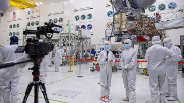 La NASA dévoile le vaisseau Europa Clipper de près. La sonde est presque prête à partir vers la lune de Jupiter 3 Des membres de la presse ont visité une salle blanche au Jet Propulsion Laboratory de la NASA le 11 avril pour voir de près la sonde Europa Clipper de la NASA et interviewer les membres de l'équipe responsable de la mission. Source : NASA/JPL-Caltech