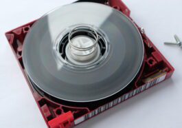 Spectra Cube offre jusqu'à 75 pétaoctets de capacité de stockage sur bande optimisée pour le cloud 117 Spectra Cube offers up to 75 petabytes of tape-based, cloud-optimized storage capacity