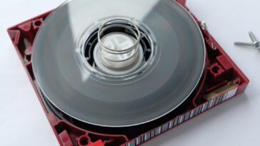Spectra Cube offre jusqu'à 75 pétaoctets de capacité de stockage sur bande optimisée pour le cloud 10 Spectra Cube offers up to 75 petabytes of tape-based, cloud-optimized storage capacity