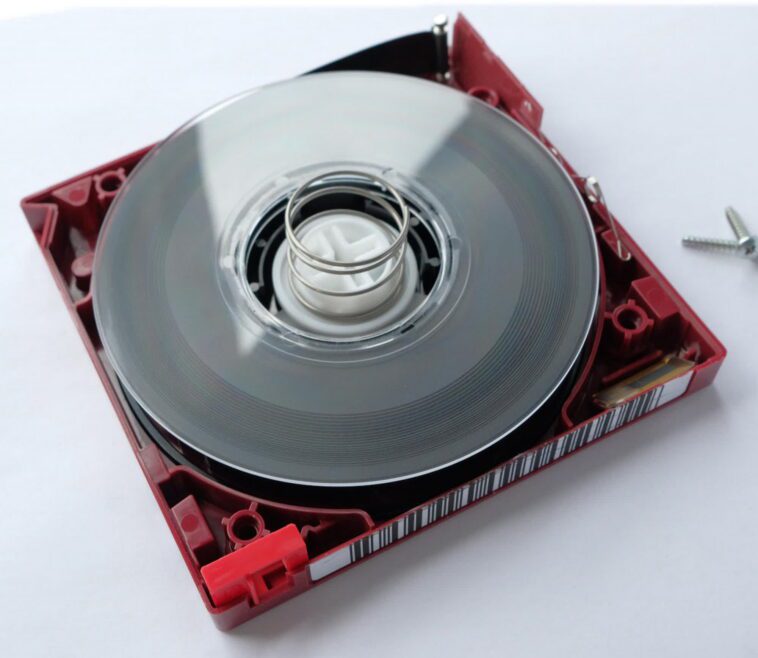 Spectra Cube offre jusqu'à 75 pétaoctets de capacité de stockage sur bande optimisée pour le cloud 1 Spectra Cube offers up to 75 petabytes of tape-based, cloud-optimized storage capacity