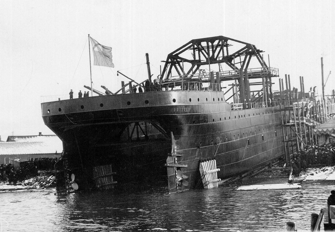 Qu'est-ce que la Kommuna, le navire de sauvetage russe historique touché par Kiev en Crimée 3 Le lancement de la Kommuna (anciennement Volkhov) le 17 novembre 2013. Crédit: Wikipedia