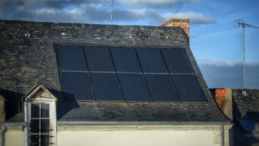 Les coûts des batteries ont chuté de 90 % en moins de 15 ans, accélérant le passage aux énergies renouvelables 10 Battery costs have plummeted by 90% in less than 15 years, turbocharging renewable energy shift
