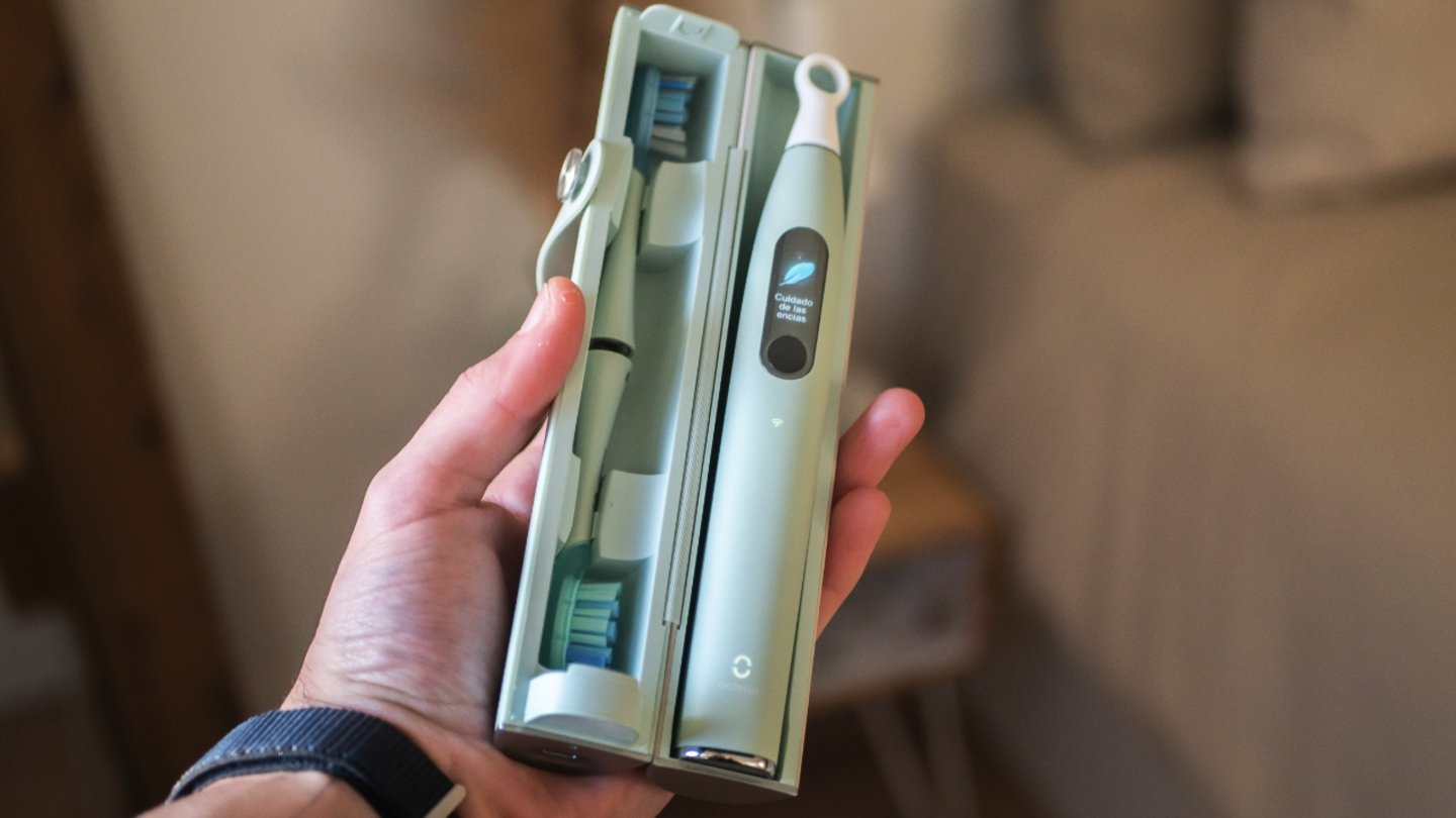 J'ai laissé une brosse à dents avec IA me dire comment je devrais me brosser les dents pendant un mois 4 Brosse Oclean X Ultra S dans son étui